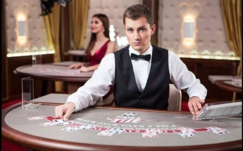 Dealer (Người chia bài) là gì? Vai trò và trách nhiệm của họ tại bàn chơi.