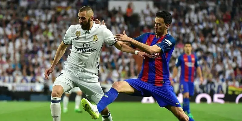 Pha tranh bóng kịch tính giữa Real Madrid và Barcelona tại La Liga