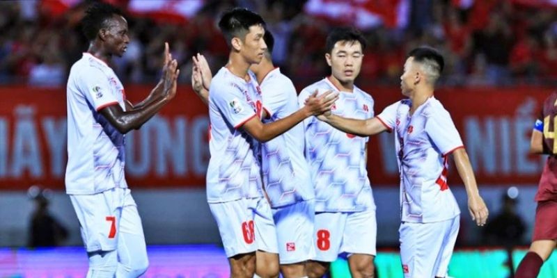 Nguyễn Trọng Đại chia vui cùng đồng đội sau bàn thắng