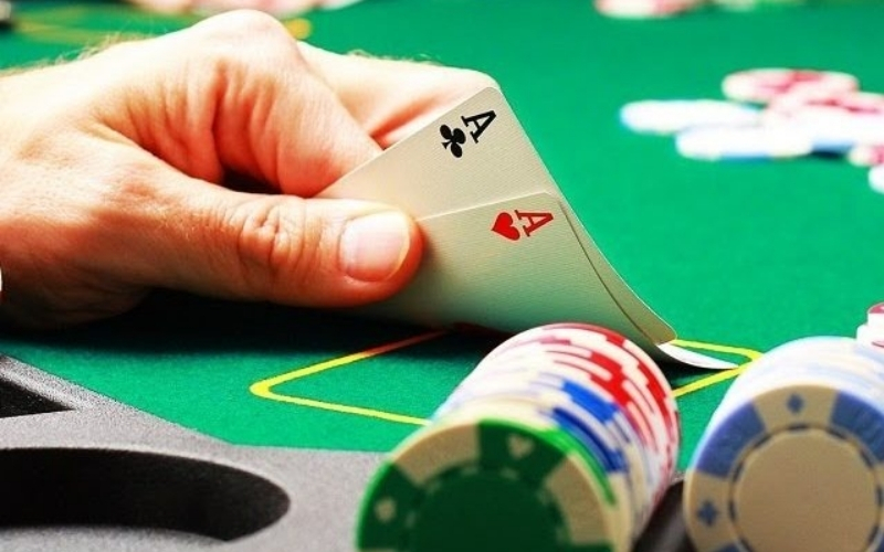 Vị trí Dealer và các vòng đặt cược (Pre-flop, Flop, Turn, River).