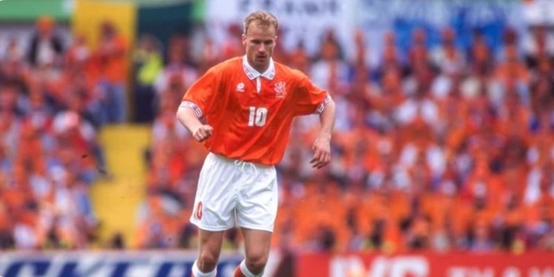 Cầu thủ thể hiện khả năng chuyền bóng