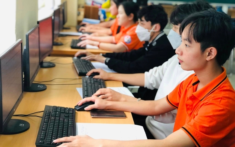 Du khách thử game thưởng kỹ thuật số tại khu du lịch tối